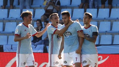 Maxi G&oacute;mez celebra el gol con sus compa&ntilde;eros