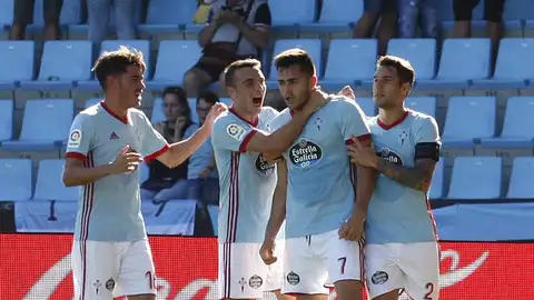 Maxi Gómez celebra el gol con sus compañeros Maxi Gómez celebra el gol con sus compañeros