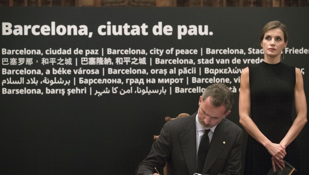Los reyes firman en el libro de condolencias que se ha habilitado en el Saló de Cent del Ayuntamiento de Barcelona