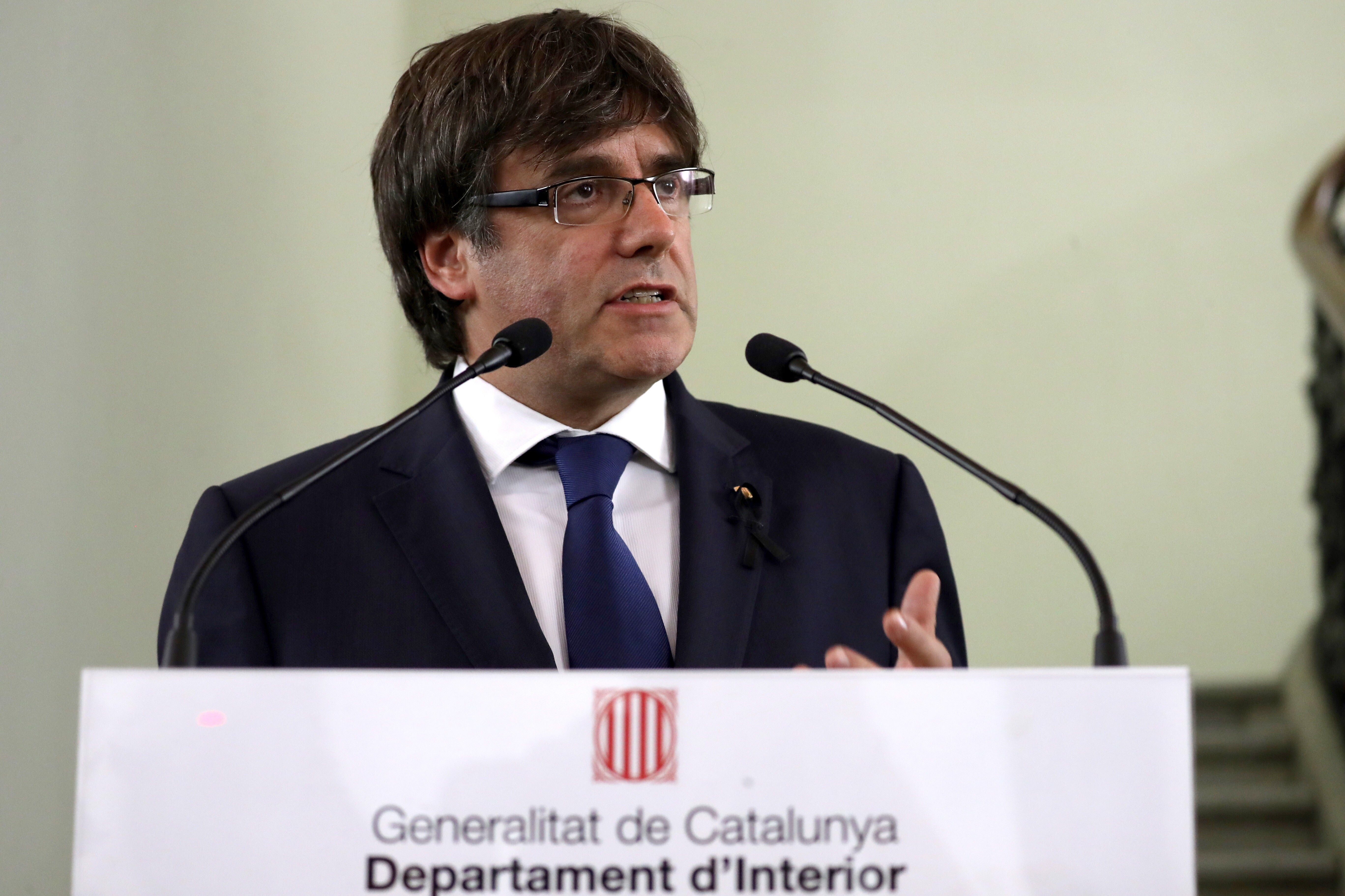 Puigdemont agradece las muestras de apoyo en todo el mundo tras los atentados Puigdemont agradece las muestras de apoyo en todo el mundo tras los atentados