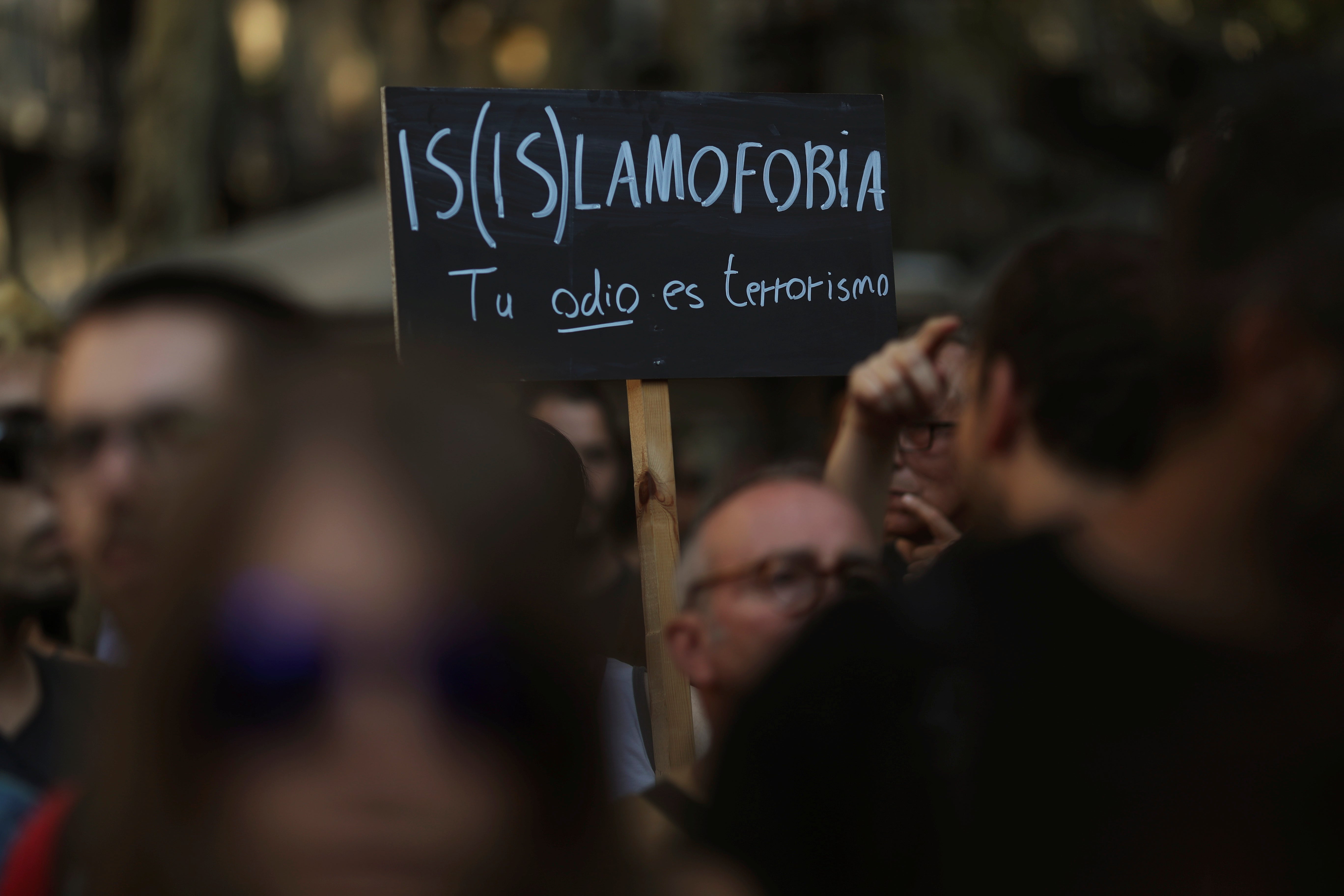 Un centenar de manifestantes, muchos de ellos musulmanes, se concentran en La Rambla contra el terrorismo Un centenar de manifestantes, muchos de ellos musulmanes, se concentran en La Rambla contra el terrorismo