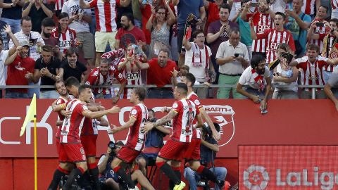 Los jugadores del Girona celebran el primer gol de Stuani contra el Atl&eacute;tico de Madrid