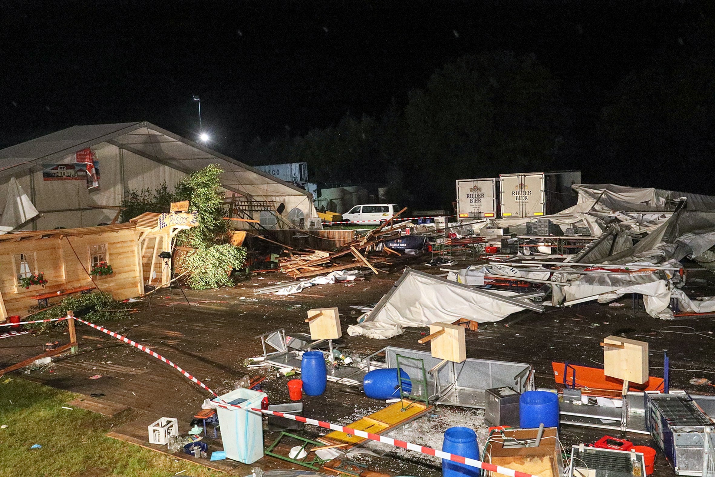 Mueren dos personas y 50 resultan heridas tras el derrumbe de una carpa festiva por una tormenta en Austria Mueren dos personas y 50 resultan heridas tras el derrumbe de una carpa festiva por una tormenta en Austria