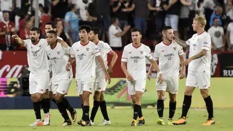 Los jugadores del Sevilla celebran el primer gol contra el Espanyol Los jugadores del Sevilla celebran el primer gol contra el Espanyol