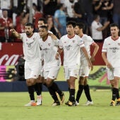 Los jugadores del Sevilla celebran el primer gol contra el Espanyol