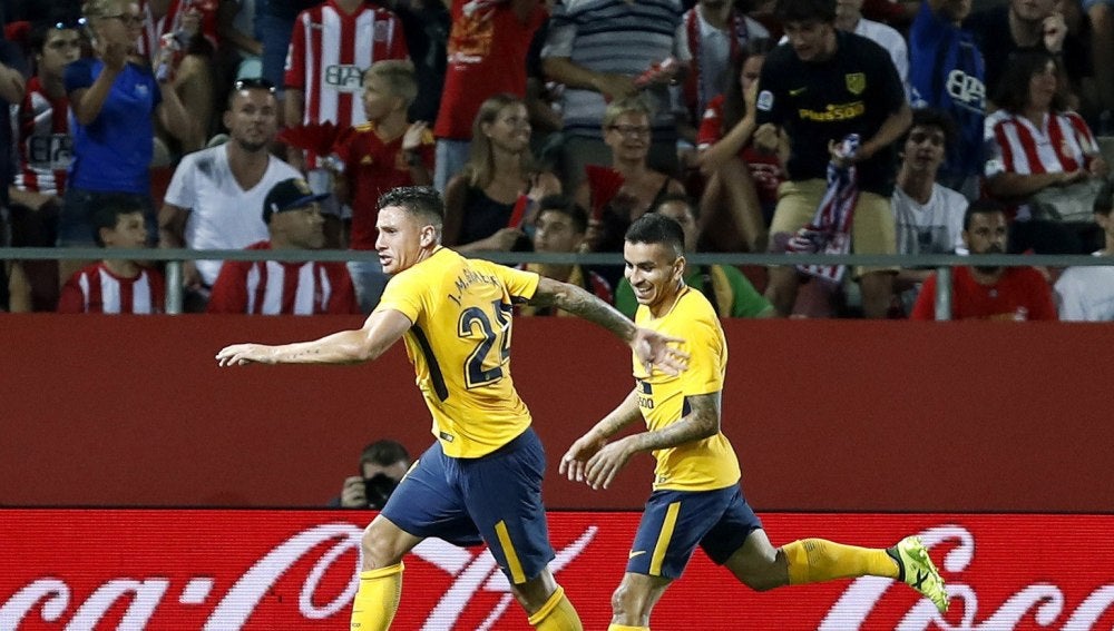 Correa celebra junto a Giménez su gol contra el Girona