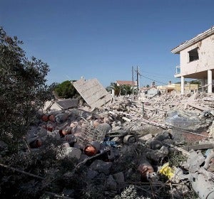Bombonas de butano entre los escombros de Alcanar Bombonas de butano entre los escombros de Alcanar