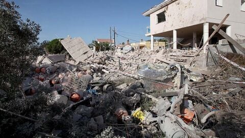 Bombonas de butano entre los escombros de Alcanar