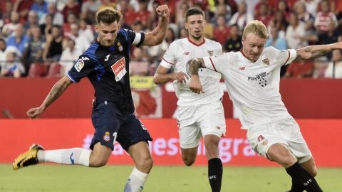 Leo Baptistao dispara a puerta durante el Sevilla - Espanyol