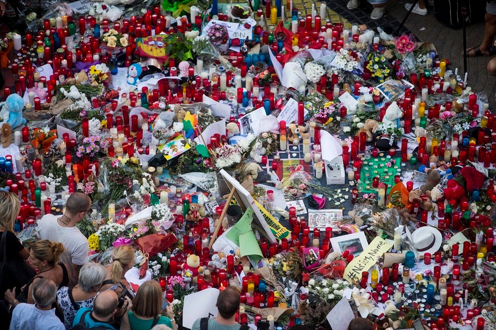 Cerca de un millar de personas homenajean a las víctimas de los atentados en un acto interreligioso Cerca de un millar de personas homenajean a las víctimas de los atentados en un acto interreligioso