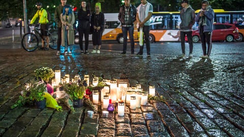 Flores tras el ataque terrorista en una zona c&eacute;ntrica de Turku, Finlandia