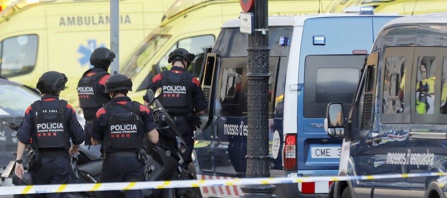 Los Mossos en el lugar del atentado en Barcelona Los Mossos en el lugar del atentado en Barcelona