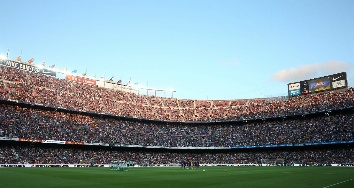 Emotivo minuto de silencio en el Camp Nou en recuerdo a las víctimas de Cataluña Emotivo minuto de silencio en el Camp Nou en recuerdo a las víctimas de Cataluña