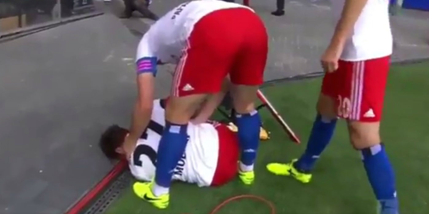 Un jugador del Hamburgo se rompe el ligamento cruzado al celebrar un gol haciendo el avión Un jugador del Hamburgo se rompe el ligamento cruzado al celebrar un gol haciendo el avión