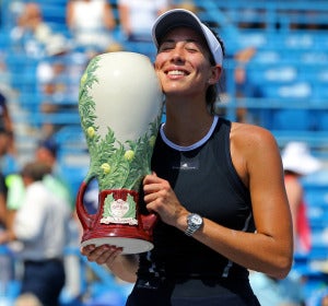 Garbiñe Muguruza, con el trofeo de campeona del Masters de Cincinnati Garbiñe Muguruza, con el trofeo de campeona del Masters de Cincinnati