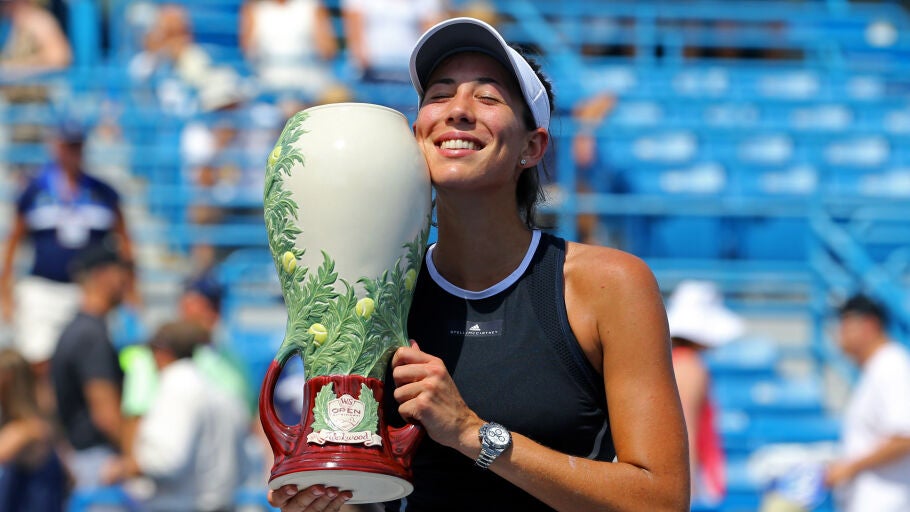 Garbi&ntilde;e Muguruza, con el trofeo de campeona del Masters de Cincinnati