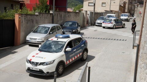 Coches de los Mossos d'Esquadra patrullando por el interior de la localidad de Ripoll 