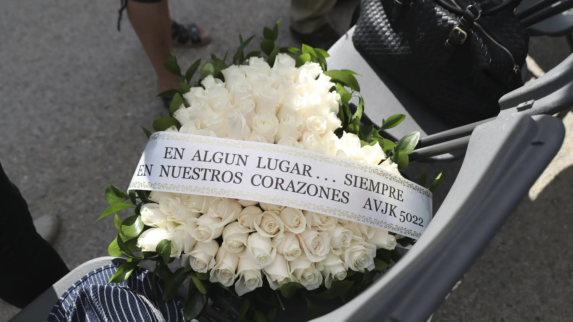 Corona de flores en homenaje del noveno aniversario de la tragedia de Spanair