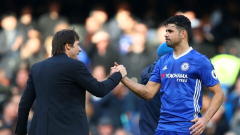 Conte saluda a Diego Costa