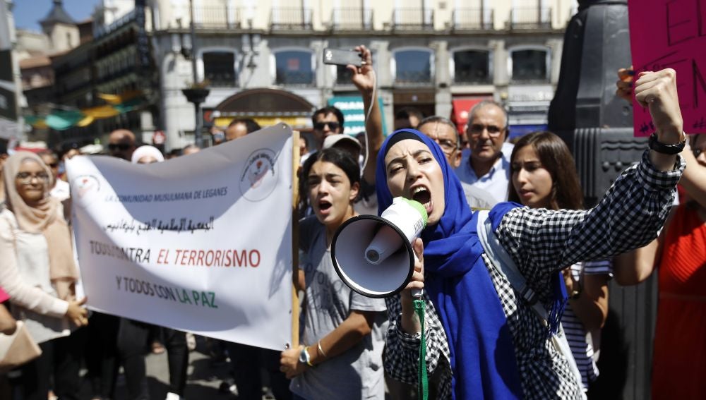 Concentración de la comunidad musulmana en Sol contra el terrorismo