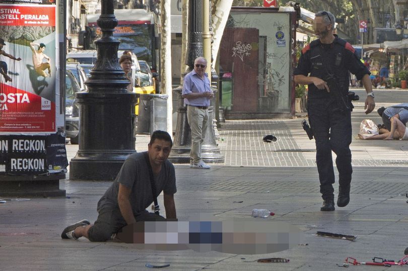 Harry Athwal, el turista británico que no quiso dejar morir solo a un niño en el atentado en Barcelona Harry Athwal, el turista británico que no quiso dejar morir solo a un niño en el atentado en Barcelona
