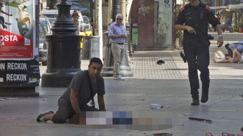 Harry Athwal, el turista brit&aacute;nico que no quiso dejar morir solo a un ni&ntilde;o en el suelo de La Rambla 