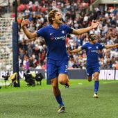 Marcos Alonso celebra un gol con el Chelsea