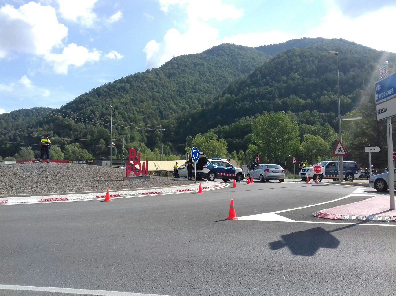 Los Mossos intensifican los controles en La Junquera en un dispositivo de cierre de Girona Los Mossos intensifican los controles en La Junquera en un dispositivo de cierre de Girona