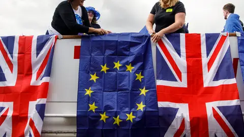 Varias personas con banderas de la Unión Europea y Reino Unido protestan contra el brexit Varias personas con banderas de la Unión Europea y Reino Unido protestan contra el brexit