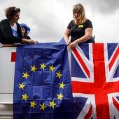 Varias personas con banderas de la Unión Europea y Reino Unido protestan contra el brexit