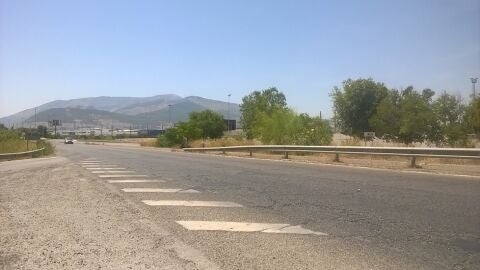 desde la rotonda hay un desnivel de mas de 3 metro sin barrera de seguridad tienes acceso directo a una autovia y puedes cpnducir por error en contrasentido