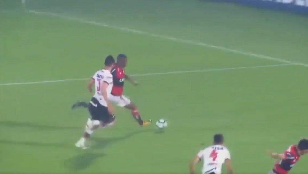 Vinicius, durante un partido con el Flamengo