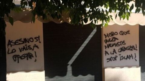 Pintadas xen&oacute;fobas en la Mezquita de Sevilla