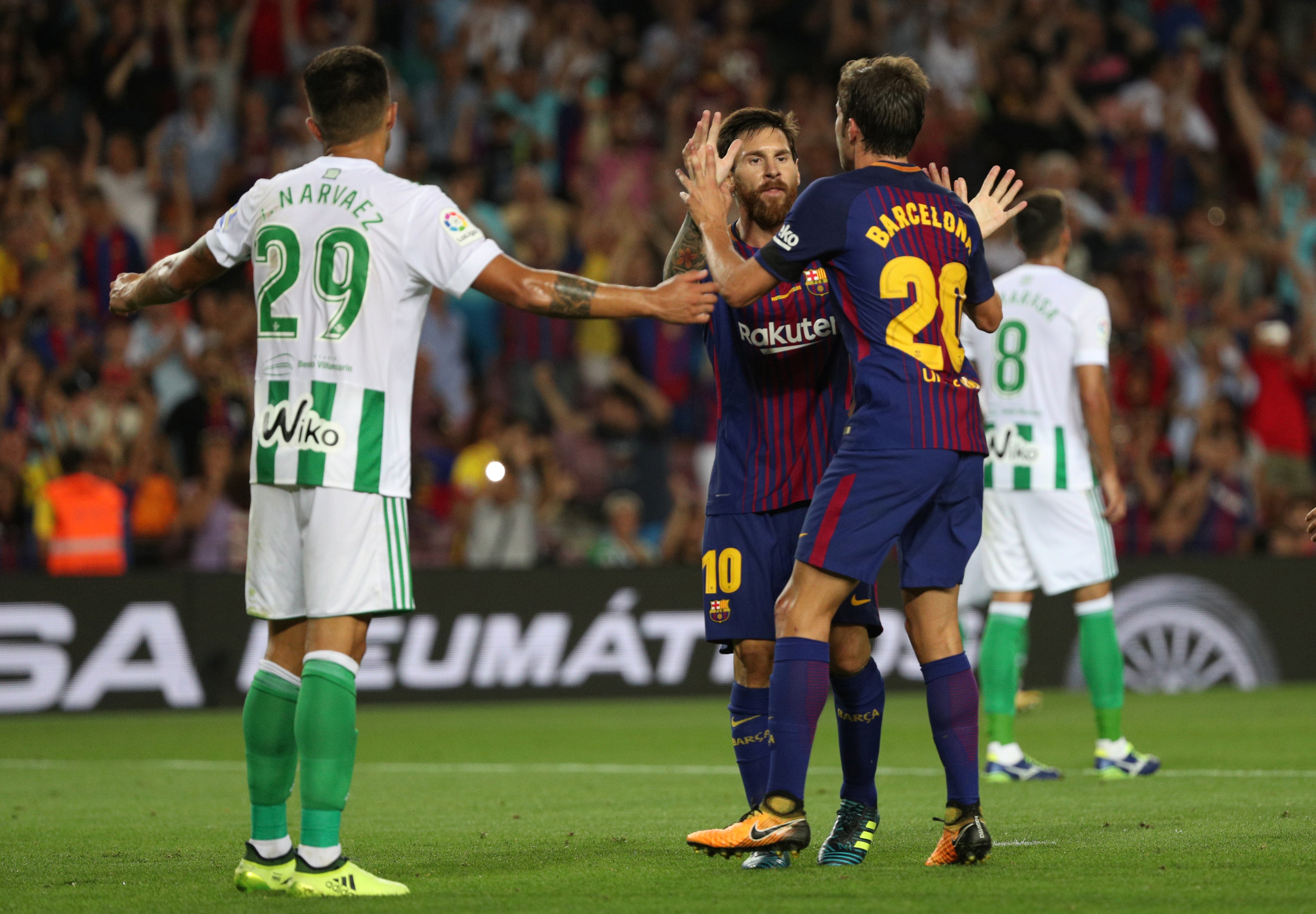Barcelona 2 - 0 Betis | El Barça coge aire con una victoria ante el Betis en su debut liguero Barcelona 2 - 0 Betis | El Barça coge aire con una victoria ante el Betis en su debut liguero