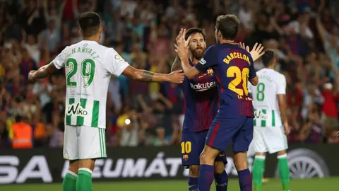 Messi celebra con Sergi Roberto su gol ante el Betis Messi celebra con Sergi Roberto su gol ante el Betis