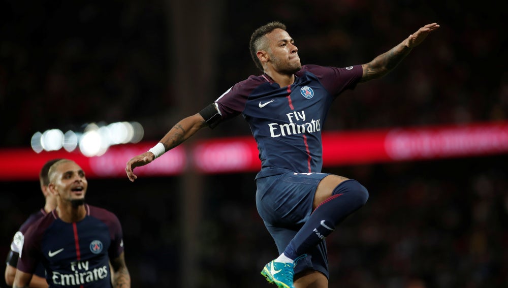 Neymar celebra uno de sus goles contra el Toulouse