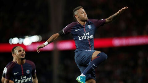Neymar celebra uno de sus goles contra el Toulouse