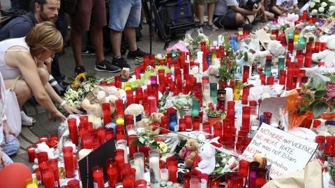 El mosaico de Mir&oacute;, donde termin&oacute; el recorrido la furgoneta que atent&oacute; el jueves en las Ramblas, repleto de muestras de apoyo en forma de flores y velas