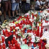 El mosaico de Miró, donde terminó el recorrido la furgoneta que atentó el jueves en las Ramblas, repleto de muestras de apoyo en forma de flores y velas