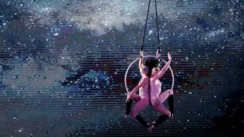 Danza aérea (20-08-2017) Los bailarines realizan en el escenario durante la actuación de Lewis Carrol "Alicia en el país de las maravillas" del Teatro Elysium Circus de Ucrania