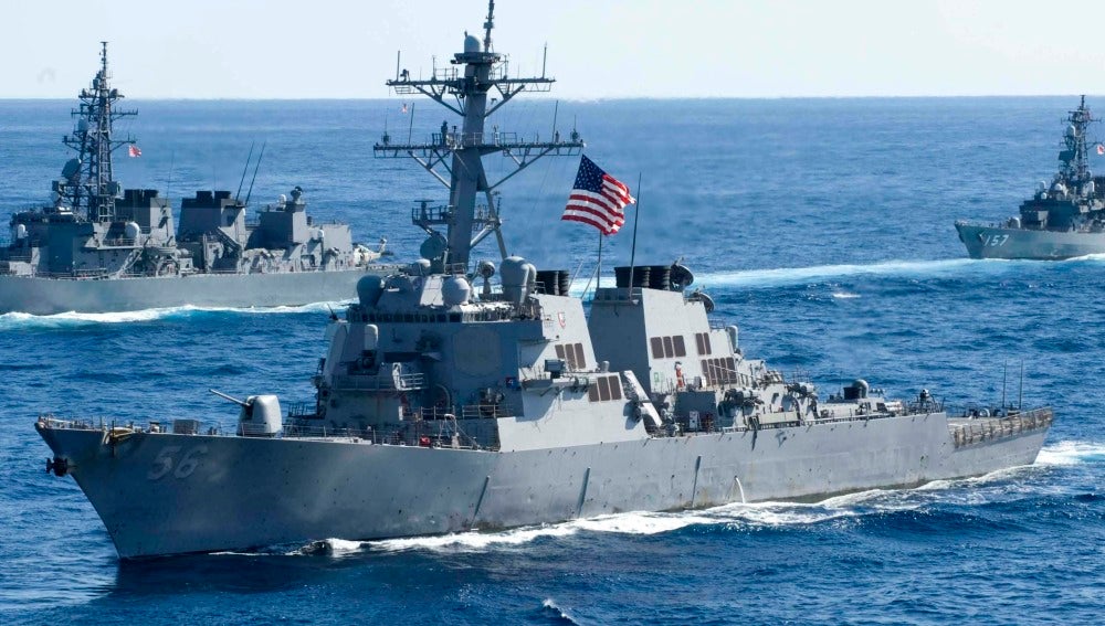 Cinco marineros heridos y otros diez desaparecidos tras la colisión de un destructor estadounidense