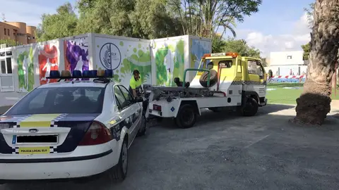 Vehículo de la Policía Local remolcado por la grúa municipal Vehículo de la Policía Local remolcado por la grúa municipal