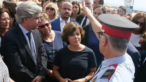 Soraya S&aacute;enz de Santamar&iacute;a durante el minuto de silencio en la Plaza de Catalu&ntilde;a