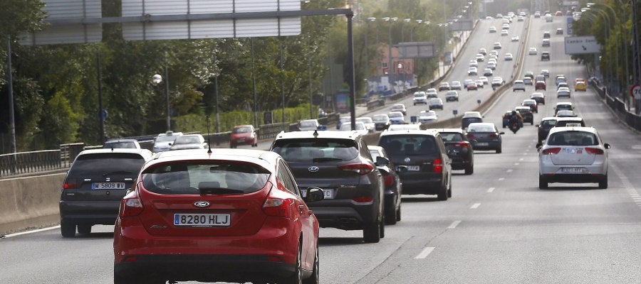 Coches por una carretera española Coches por una carretera española