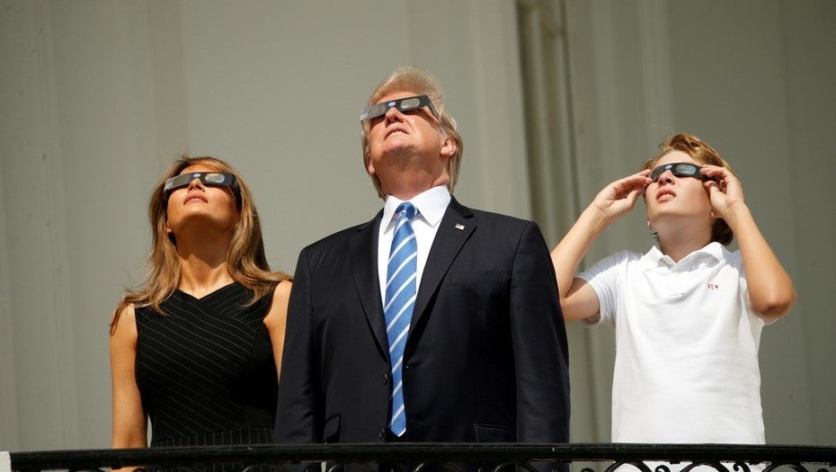 Trump observó el eclipse solar sin gafas por unos segundos, e inundó la red Trump observó el eclipse solar sin gafas por unos segundos, e inundó la red