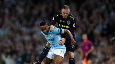 Sterling protege el bal&oacute;n ante Wayne Rooney
