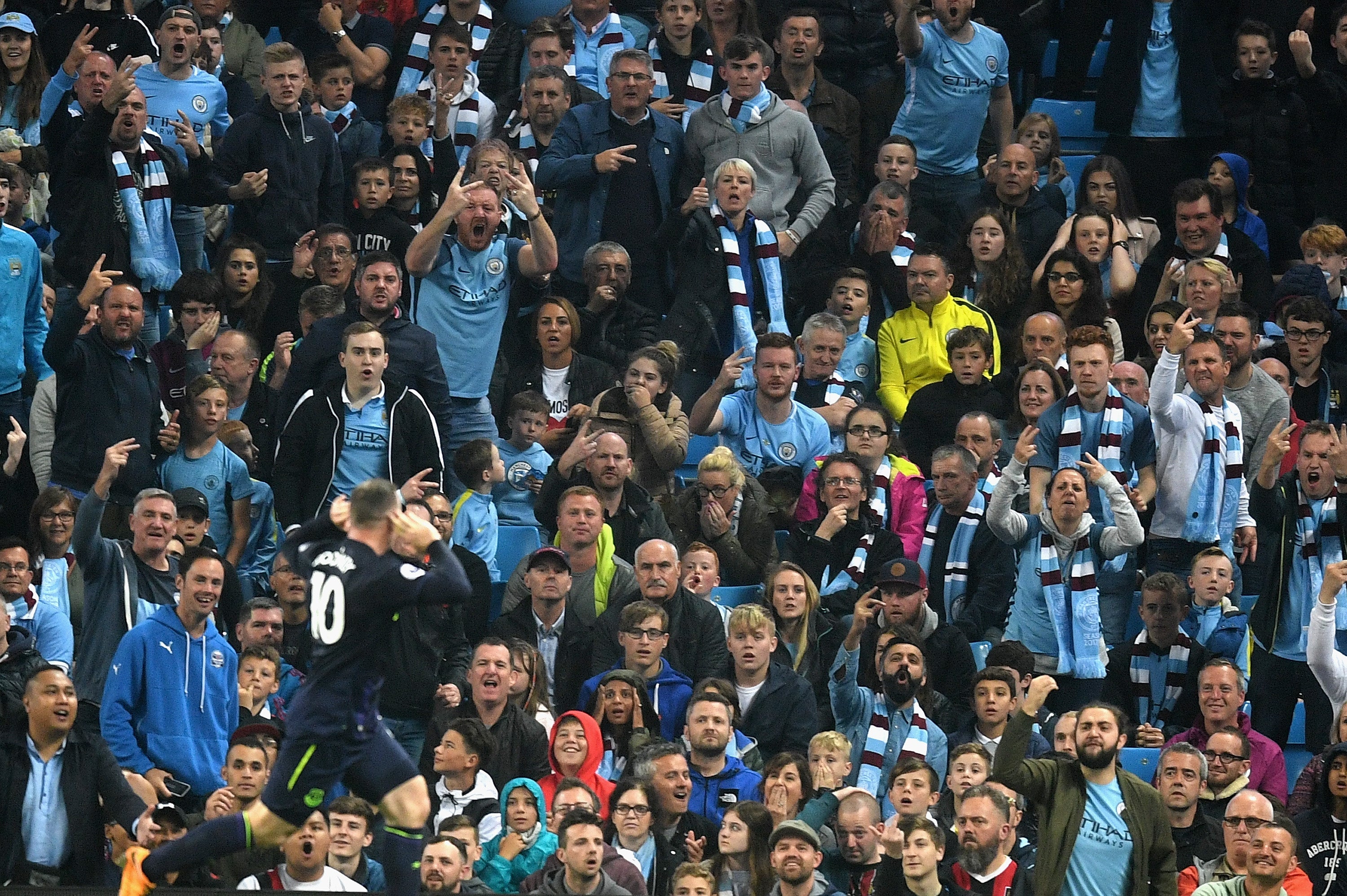 La foto viral de Rooney: enfada a los mismos aficionados cuatro años después La foto viral de Rooney: enfada a los mismos aficionados cuatro años después