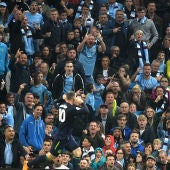 Rooney celebra su gol ante los aficionados del Manchester City