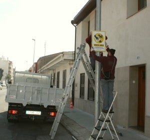 Fotografía de un encargado de mantenimiento realizando labores en Almazora Fotografía de un encargado de mantenimiento realizando labores en Almazora