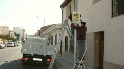 Fotograf&iacute;a de un encargado de mantenimiento realizando labores en Almazora